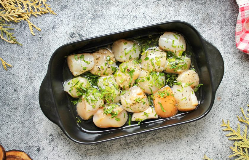 1. Этап. Морские гребешки в духовке: В форму для запекания налейте оливковое масло и выложите гребешки. Петрушку порежьте и добавьте к гребешкам, посолите, поперчите и посыпьте все базиликом. Все хорошо перемешайте.