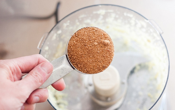 1. Этап. Терияки в домашних условиях: 2. Добавьте коричневый сахар.