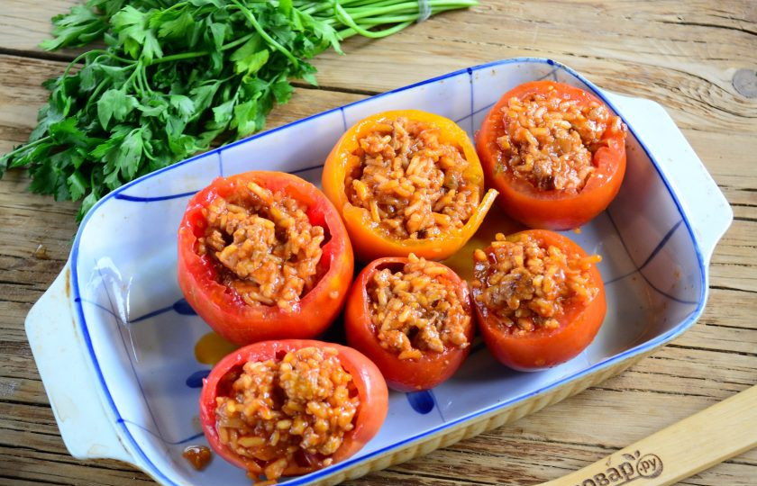 1. Этап. Фаршированные томаты Сеньор Помидор: Смешайте подготовленную мясную начинку с мелко порубленной зеленью (укропом, петрушкой, мятой). Полученной смесью нафаршируйте помидоры. Помидоры поставьте в форму для запекания, накройте шляпками, которые мы срезали в начале. В форму налейте 3 ст. ложки воды и отправьте в духовку на 35 минут (температура - 180 градусов).
