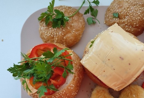 1. Этап. Горячие бургеры с наггетсами: Выкладываем петрушку и ломтик сыра, накрываем верхушкой булочки. Признаюсь, изначально, я хотела добавить помидор, но у этого сыра такой богатый вкус и аромат, что не захотелось добавлять ничего лишнего.