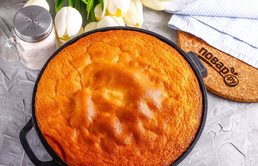 1. Этап. Бисквит без глютена: Извлеките форму с бисквитом, по возможности переверните дном вверх и края формы поместите на перевернутые чашки или стаканы. Нужно сделать так, чтобы выпечка остыла вверх дном, иначе бисквит осядет.