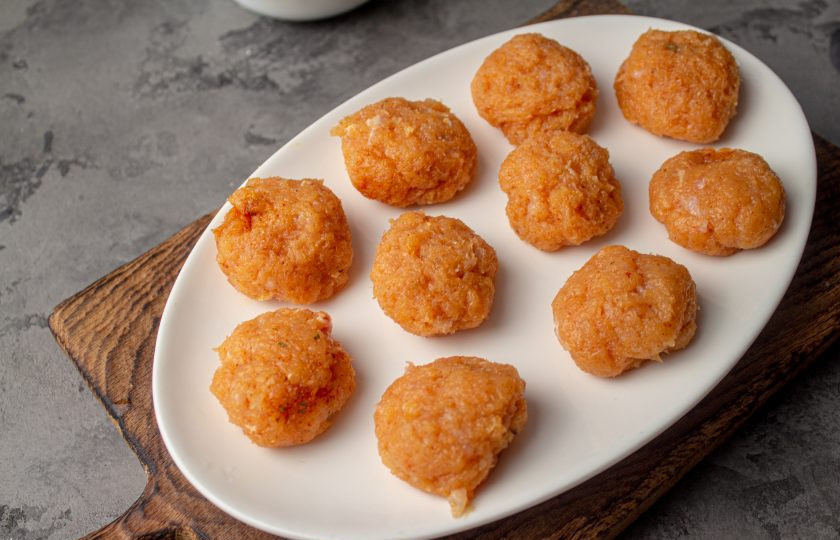 1. Этап. Наггетсы в духовке без масла: Из фарша сформируйте шарики, размером с грецкий орех. Слегка их приплюсните.