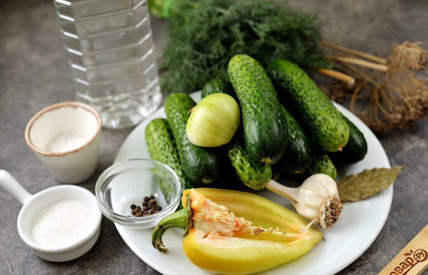 1. Этап. Огурцы маринованные Любимые: Подготовьте все ингредиенты. Лук и чеснок почистите, промойте вместе с огурцами, болгарским перцем и укропом под проточной водой.