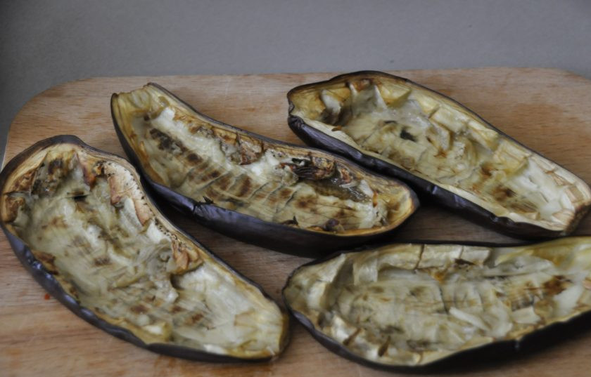 1. Этап. Греческая закуска Мелидзана: Старайтесь сохранить в целостности баклажанные 