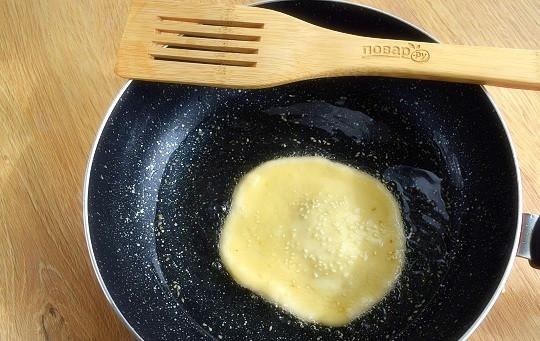 1. Этап. Бхатури: Масло разогрейте в сковороде. Погрузите лепешку в масло, обжаривайте с двух сторон по 1-2 минуты.