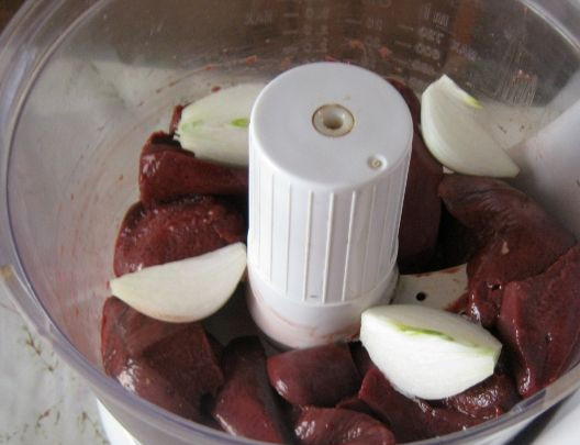 1. Этап. Биточки из печени говяжьей: Измельчите в блендере лук и печень.