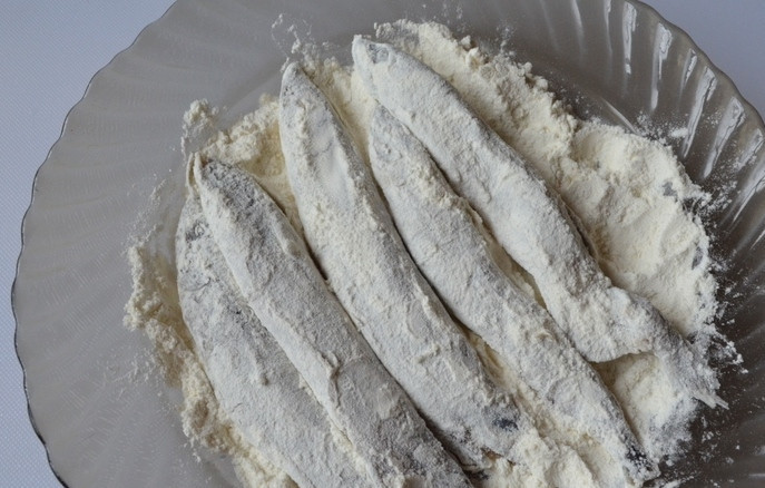 1. Этап. Запеченная мойва: Мойву солим, перчим и обваливаем в муке.