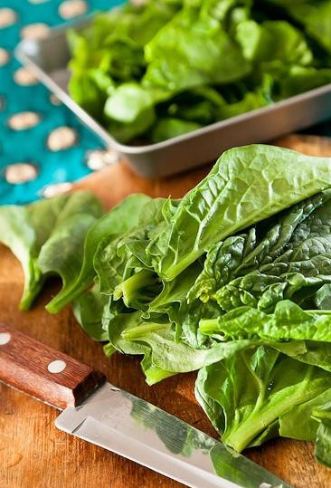 1. Этап. Шпинат с адыгейским сыром: Помытый и обсушенный шпинат мелко нарубим.