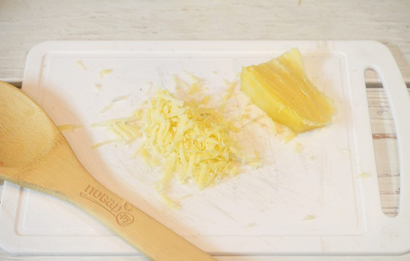 1. Этап. Маисовые лепешки с говядиной: 3. Сыр натрите.