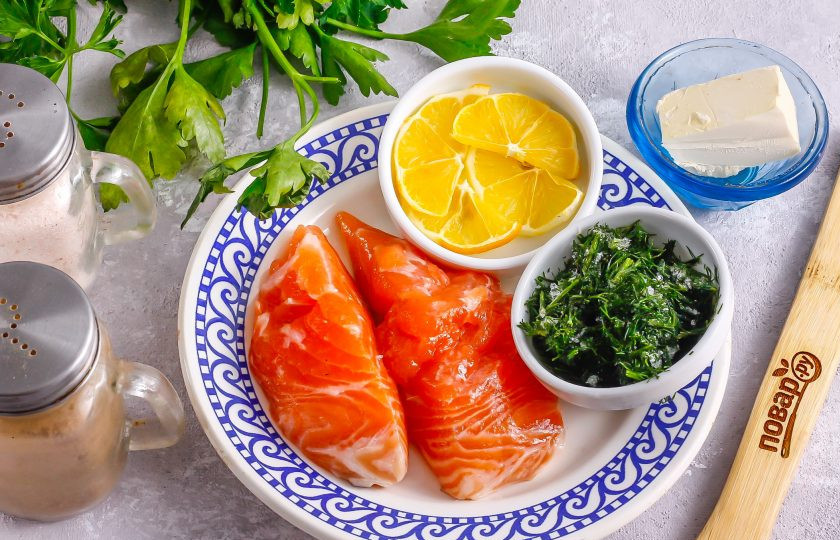 1. Этап. Лосось по-шведски: Подготовьте указанные ингредиенты. Филе лосося разморозьте, если покупали в замороженном виде, но лучше всего использовать охлажденное филе.