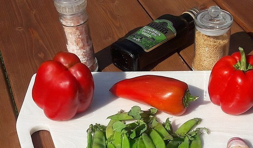 1. Этап. Китайский салат с молодым зеленым горошком: Подготовить ингредиенты для салата. Овощи помыть, обсушить.