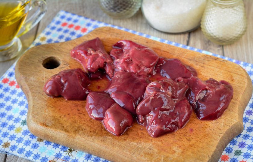 1. Этап. Карамелизированная куриная печень: Промойте печень, удалите прожилки и нарежьте средними кусочками.