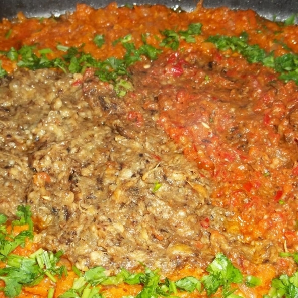 1. Этап. Икра баклажанная по-грузински: В сковороде смешать овощное пюре, прокрученные через мясорубку баклажаны, добавить нарубленную свежую петрушку. Перемешать и прогреть на среднем огне 3-4 минуты.