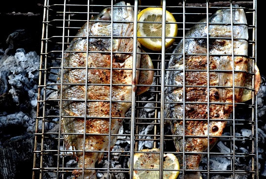 1. Этап. Дорадо на мангале: Жарьте по 5-7 минут с каждой стороны. Если этого времени недостаточно, доведите рыбку до готовности, постоянно переворачивая.