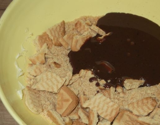 1. Этап. Колбаса из печенья: 5. Выливаем в наше печенье сливочную массу, замешиваем 