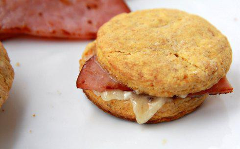 1. Этап. Печенье из сладкого картофеля: 7. Разрезать каждое печенье пополам поперек. Смазать нижнюю половину каждого печенье медом, маслом, а затем сверху положить ломтики ветчины и накрыть второй половиной печенья.