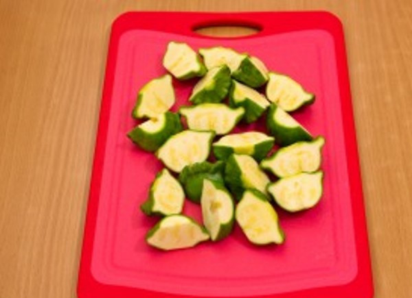 1. Этап. Баранина в духовке в рукаве: Патиссоны порежьте небольшими кусочками.