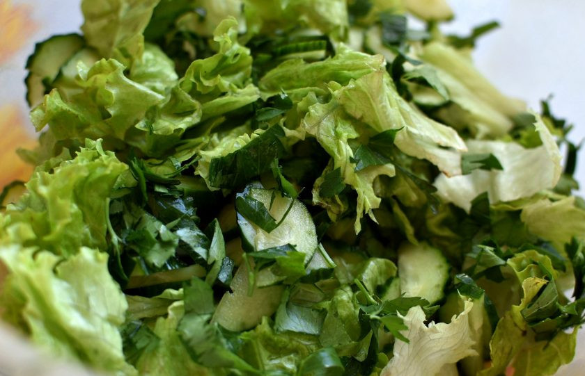 1. Этап. Освежающий салат из огурцов с арахисом: Вымытые и очень хорошо обсушенные листья салата нарвите среднего размера кусочками. Зелень кинзы крупно нашинкуйте. Добавьте к огурцам и перемешайте.