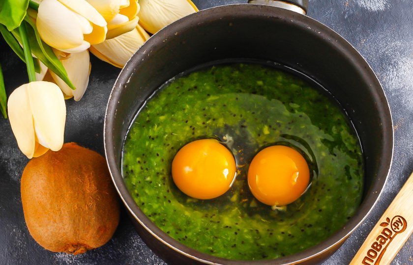 1. Этап. Курд из киви: Перелейте пюре из киви в ковш или казан, вбейте туда же два куриных яйца. Вы можете сделать это и в миске, если у вас металлический венчик, чтобы не царапать антипригарную поверхность. Если венчик силиконовый, взбейте все вместе в ковше, казане.