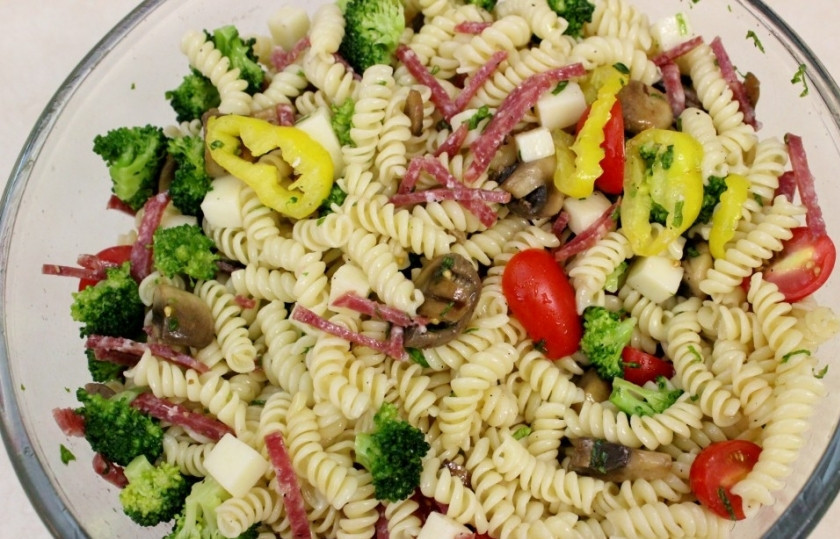 1. Этап. Салат Антипасто: Перемешайте макароны, брокколи, грибы, салями, помидоры, сыр, перец и базилик и влейте готовую смесь из уксуса. Посолите и поперчите по вкусу.