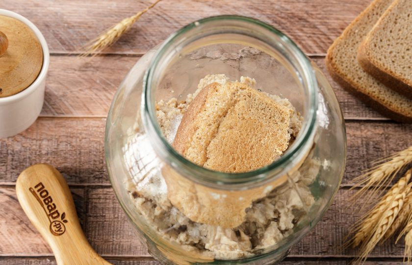 1. Этап. Квас Натуральный: Переложите гущу в банку, наполняя её на 5-7 см. (совсем до конца её не отжимайте, чтобы осталось немного жидкости). Добавьте сахар и кусок хлеба.