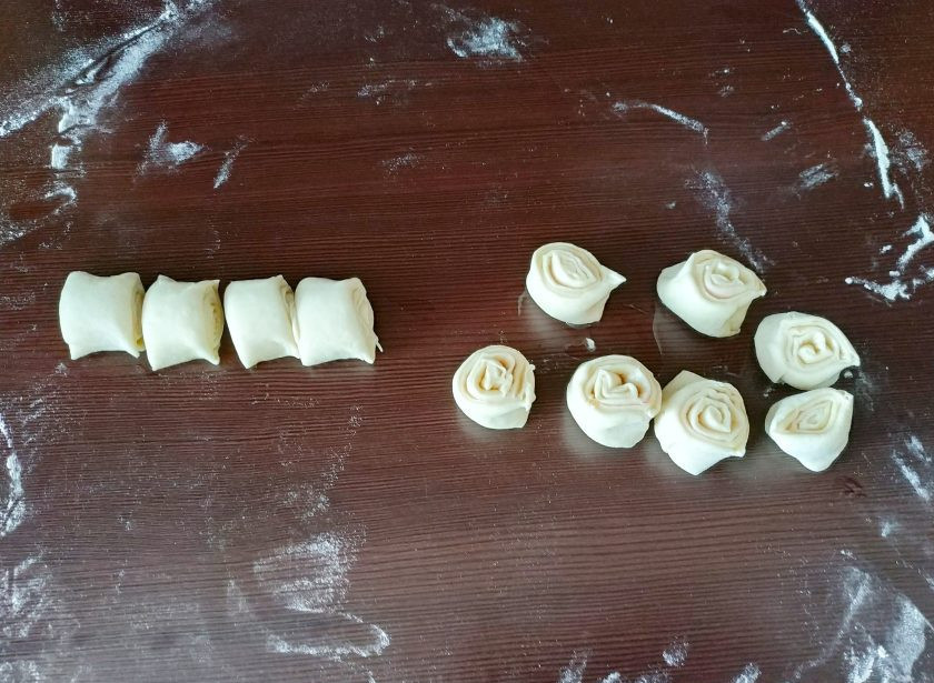 1. Этап. Даргинский хинкал: Разрежьте рулет на кусочки толщиной примерно 5-6 см. Должны получиться розочки. Сложите их в пароварку и отварите 30 минут.