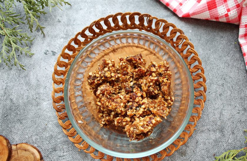 1. Этап. Конфеты из фиников с миндалем: Финики превратите в пюре при помощи блендера или мясорубки. Добавьте миндаль и перемешайте.