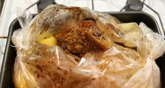 1. Этап. Голени индейки в духовке: 6. Под конец приготовления разрезаем рукав, чтобы голени покрылись золотистой корочкой. Оставляем их так минут на 10-20.