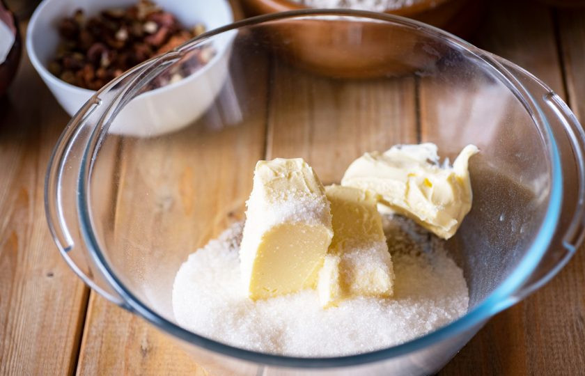 1. Этап. Торт Муравейник с медом: Приготовьте сначала песочное печенье. В миску выложите весь сахар и 180 грамм мягкого сливочного масла.