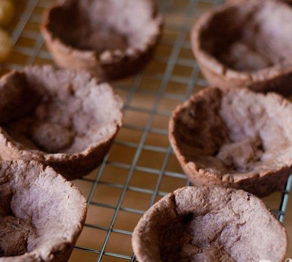 1. Этап. Палочки в чашечках с ванильным кремом: 5. Приготовить чашечки. Сбрызнуть маслом форму для маффинов. В небольшой миске смешать муку, какао, разрыхлитель и соль. В большой миске взбить миксером сливочное масло. Добавить сахар и взбить. Взбить с яйцом, миндальным и ванильным экстрактом. Добавить половину мучной смеси в миску и перемешать. Добавить остальную муку и перемешать до однородности. Накрыть крышкой и поставить в холодильник на 20-30 минут.