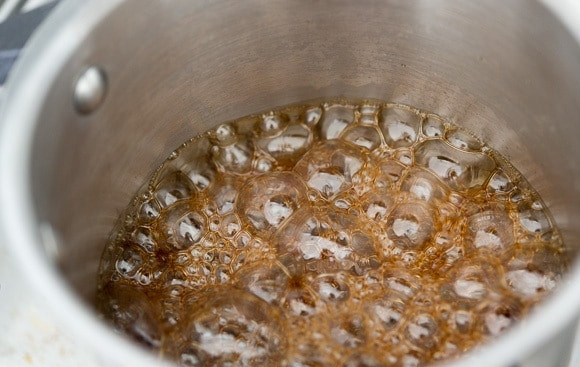 1. Этап. Будино: 2. Варите сахар до коричневого цвета и пузырьков.