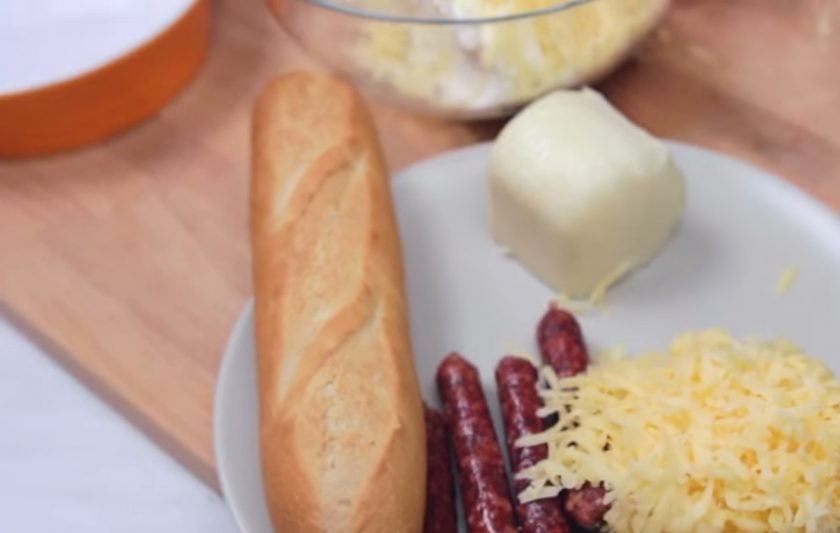 1. Этап. Пицца-соус с гренками: 1. Сливочный сыр смешайте с натертым твердым сыром, моцареллой и сушеным чесноком. По желанию добавьте сушеные травы: орегано, базилик, кинзу, петрушку и т. д.