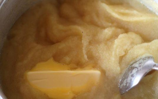 1. Этап. Халва из манки: Затем в кипящий сахарный сироп высыпать обжаренную манку и оставшееся масло. Варить около 5-7 минут на среднем огне, все время помешивая, чтоб не образовалось некрасивых комочков.