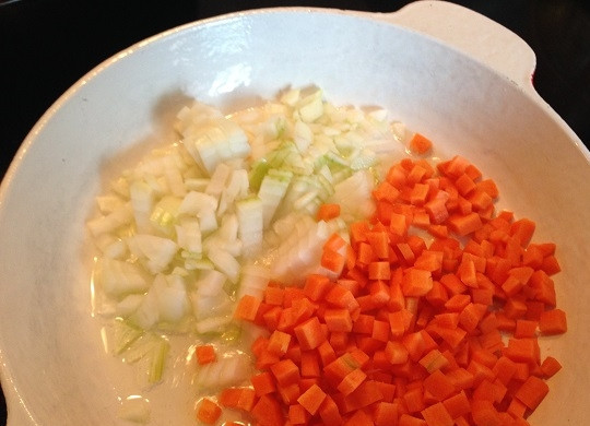 1. Этап. Перловая каша с грибами и беконом: 2. Разогреваем сковороду с растительным маслом, обжариваем нарезанные кубиками лук и морковь. Обжариваем до тех пор, пока лук слегка зазолотится.