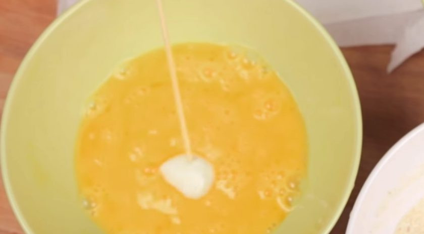 1. Этап. Сырные шарики (2 рецепта): 2. Далее взбейте яйцо с помощью миксера или венчика. Шарик моцареллы с помощью шпажки или зубочистки окуните в муку, затем — во взбитое яйцо и в панировочные сухари.