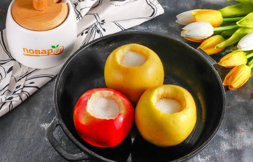 1. Этап. Запеченные яблоки со взбитыми сливками: Выложите заготовки в форму для запекания. Поместите форму в разогретую до 180 градусов духовку.