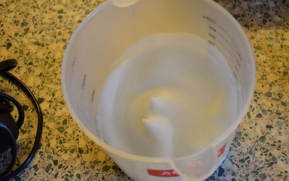 1. Этап. Рисовое суфле: В отдельной посуде взбиваем только белки. На максимальной скорости, до твердых пиков. Должна получиться густая пена белого цвета.