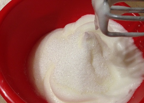 1. Этап. Ангельский капкейк: 3. Добавляем лимонную кислоту и сахар (обычный и ванильный), взбиваем еще минутки две.