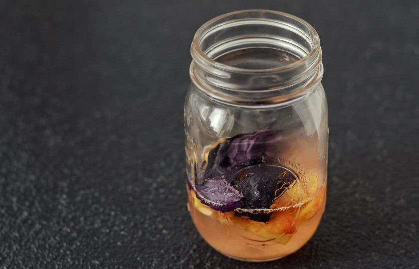 1. Этап. Персиковый чай: В кружку налейте сироп, добавьте несколько ломтиков свежего персика и листья базилика.