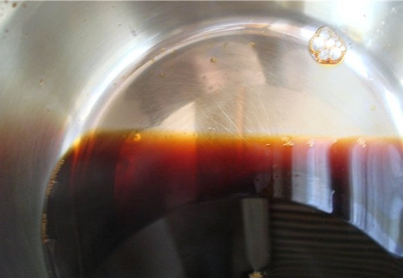 1. Этап. Пряники по ГОСТу: 1. Для начала нужно приготовить жженый сахар, который будет основой пряников. Столовую ложку сахара выложите в сотейник и поставьте на огонь. На медленном огне доведите его до темного цвета (не слегка карамельного, а почти черного!). Снимите с огня, оставьте чуть остыть на пару минут. После небольшими порциями влейте кипяток. Перемешивать нужно круговыми движениями сотейника, а не ложкой! Вот, что получится.