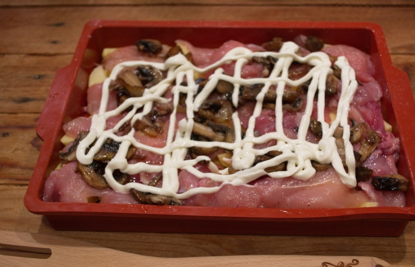 1. Этап. Мясо по-французски в духовке с картошкой: Обжарьте на растительном масле шампиньоны. Я предпочитаю без лука, но его можно добавить для обьема и сочности. Выложите обжаренные грибы на филе. Теперь полейте сметаной и выложите сметану так, чтобы она полностью распределилась по мясу.