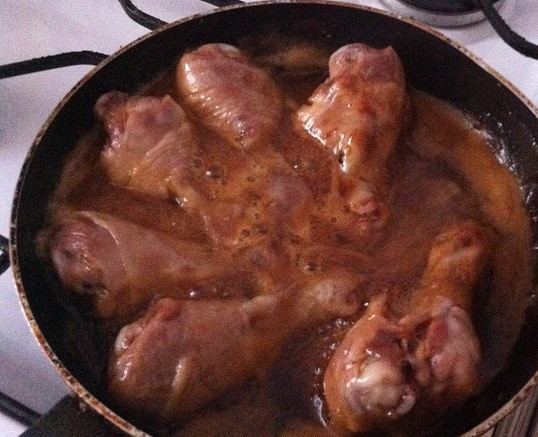 1. Этап. Курица по-корейски: Теперь вливаем на сковородку соевый соус и готовим курицу под закрытой крышкой еще 5-7 минут периодически переворачивая.