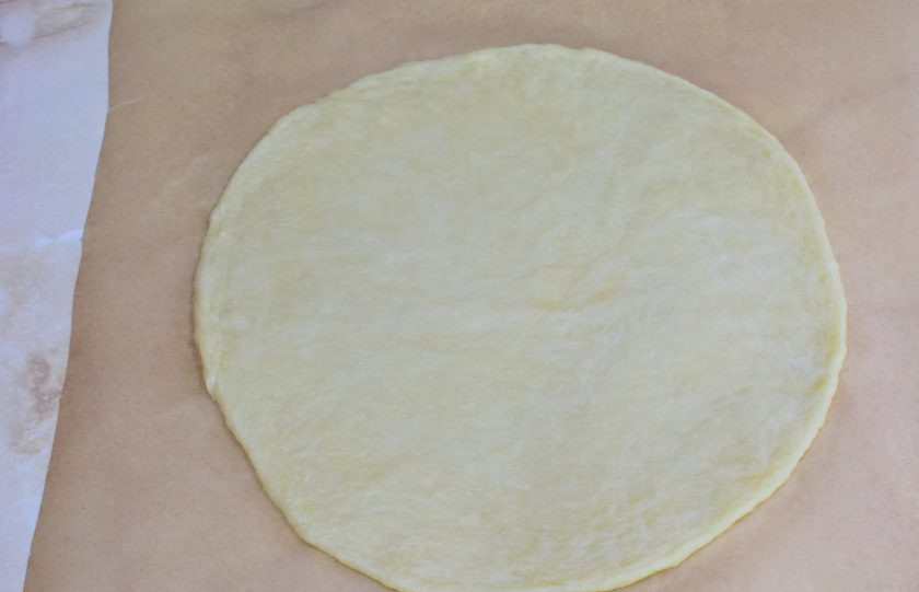 1. Этап. Галета с творогом и малиной: Расстелите на столе лист пергамента и раскатайте из теста круг.