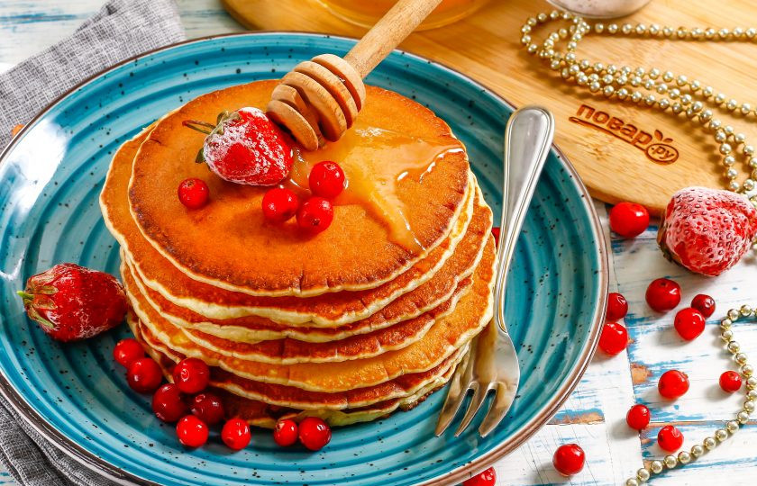 1. Этап. Толстые блины без дрожжей: Выложите их на тарелку, подайте к столу горячими с цветочным медом и различными ягодами, топпингом.