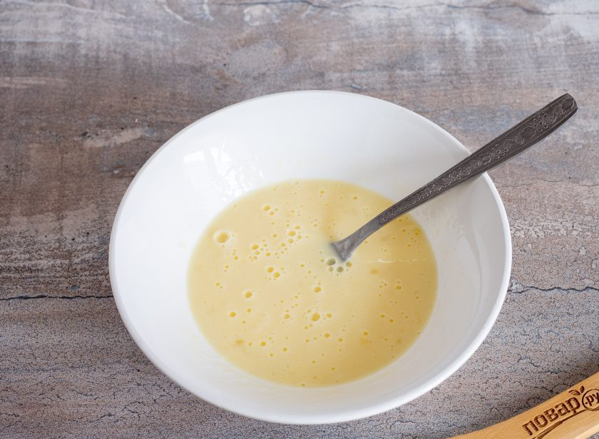 1. Этап. Лаваш с фаршем и грибами: Для заливки смешайте сметану и яйца. Её получается довольно много, поэтому в принципе можно взять 1 яйцо и 1 ст.л. сметаны.