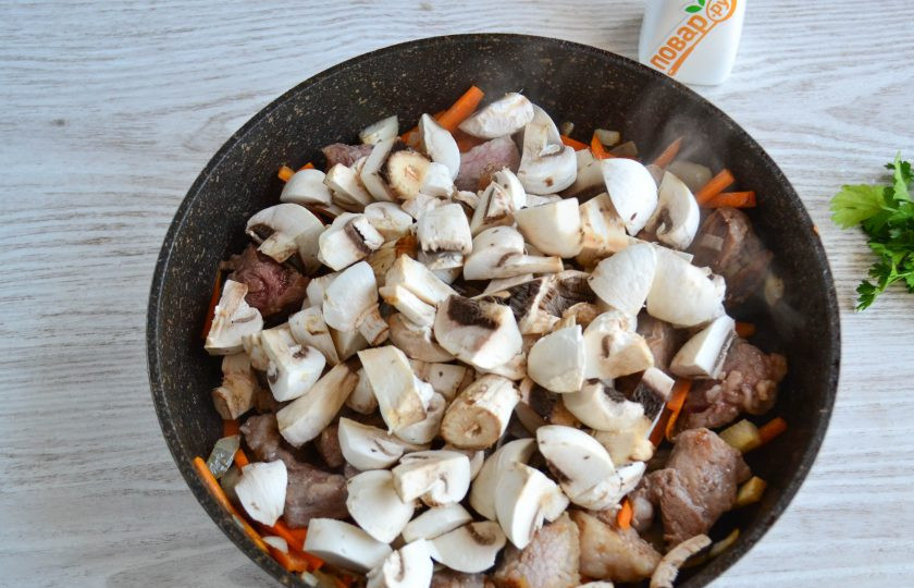 1. Этап. Гречка по-купечески с грибами: В последнюю очередь добавьте в сковороду нарезанные средними кусочками грибы.
