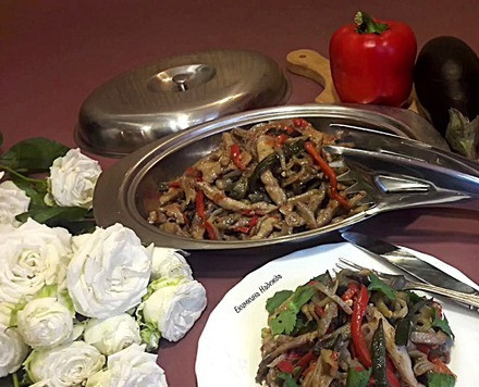 1. Этап. Курица с баклажанами к 14 февраля: Вкусная курочка с овощами - готова! Посыпаем свежей кинзой. Классный теплый салатик - будет хорош для романтического ужина к ДНЮ ВЛЮБЛЕННЫХ! Друзья, любите и будьте любимы!!!