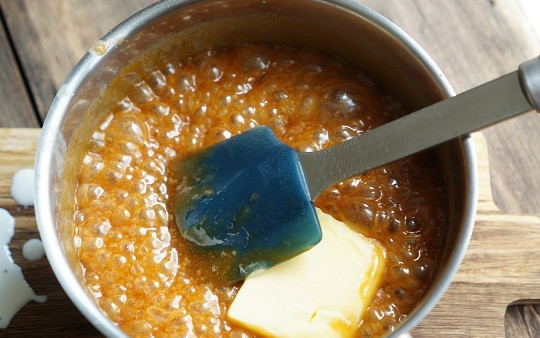 1. Этап. Грушевый шоколадный пирог: 3. Осталось только выложить сливочное масло. Аккуратно смешайте его с остальными ингредиентами соуса. Превратите его в однородную массу при помощи лопатки.