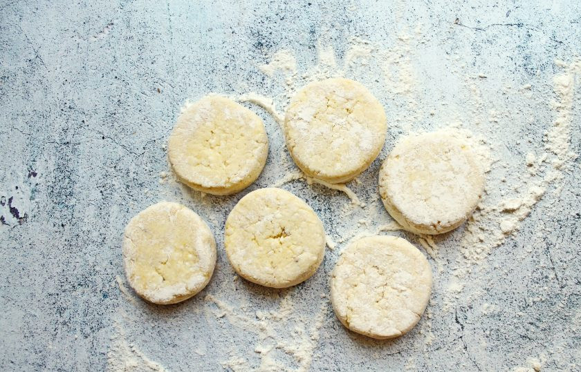 1. Этап. Сырники с топинамбуром: Сформируйте круглые, ровные сырники. Я это делала, помогая себе, широким ножом.