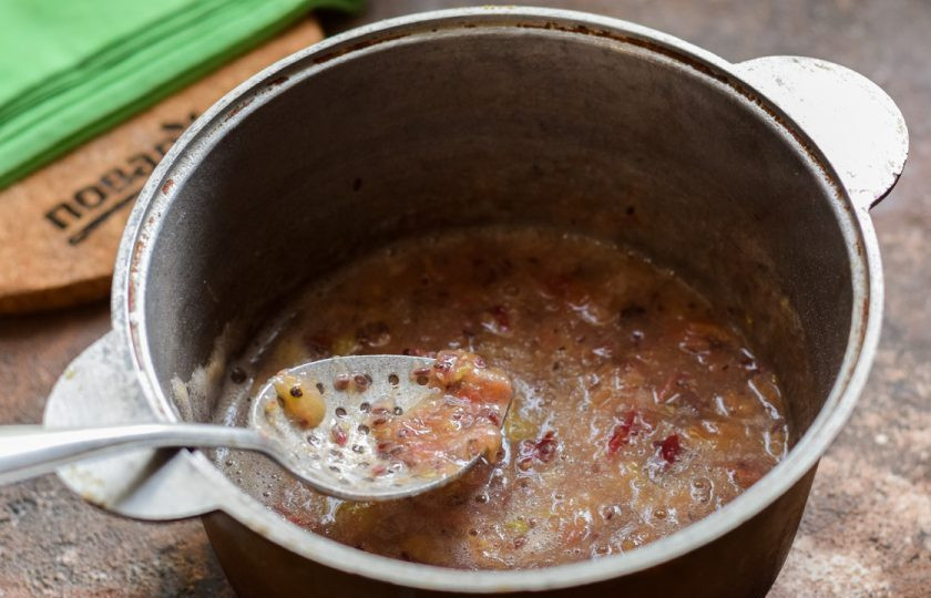 1. Этап. Варенье из крыжовника с пектином: Пектин смешайте с 3 ч.л. сахара и добавьте в варенье. Проварите 5 минут, снимите с огня.